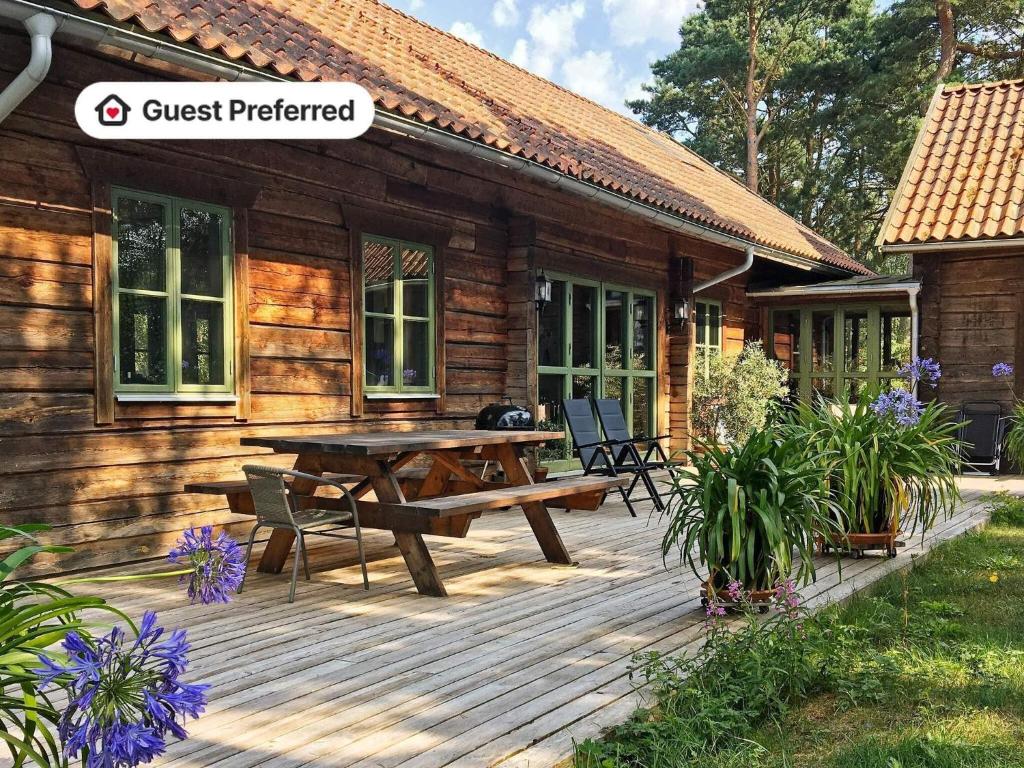 een houten terras met een picknicktafel voor een hut bij 4 star holiday home in YNGSJÖ-By Traum in Yngsjö