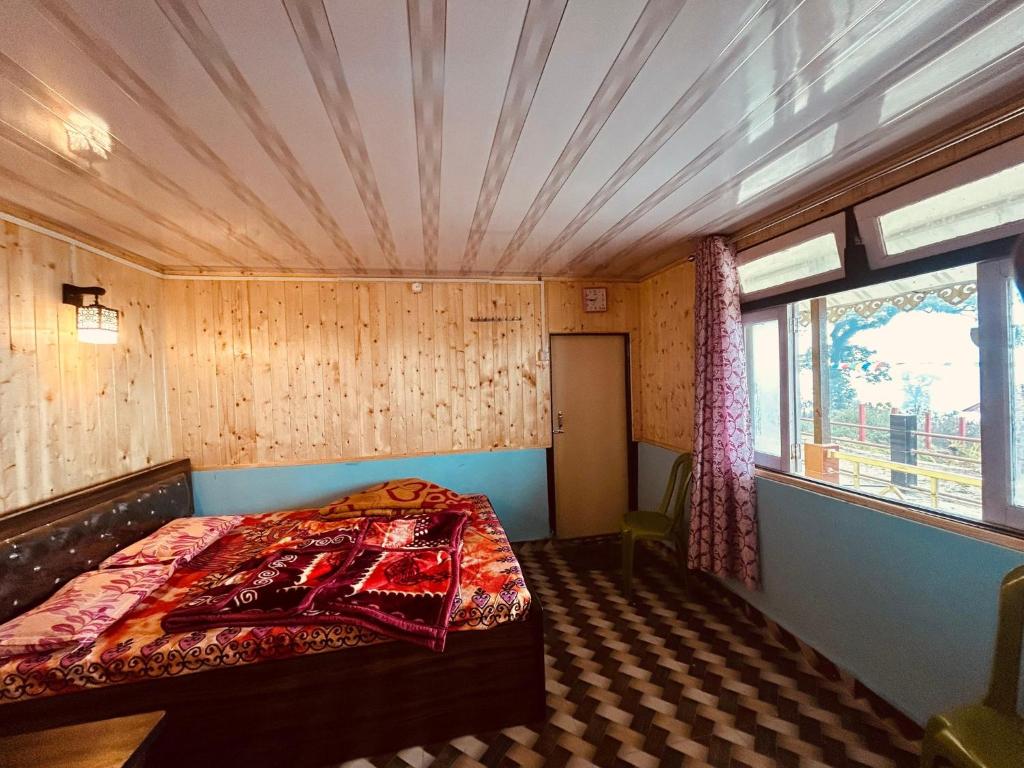 Postel nebo postele na pokoji v ubytování Rishi Homestay