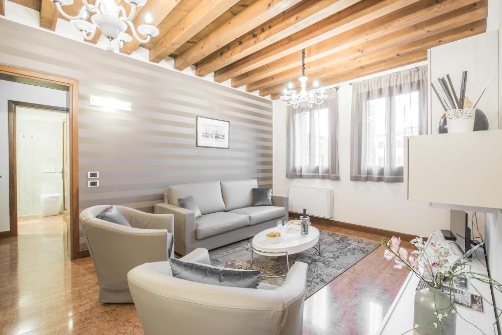 sala de estar con sofá y mesa en Ca' del Monastero 6 Collection Chic Apartment for 4 Guests with Lift, en Venecia