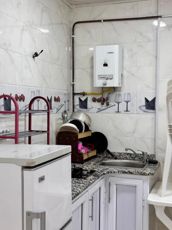 スキクダにあるVilla ziari filflaの白いキッチン(シンク、カウンタートップ付)