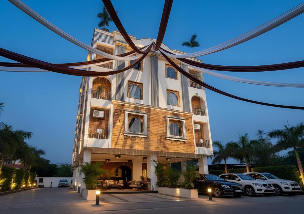 KhātuにあるKnight Oasisの駐車場に車が駐車されている建物