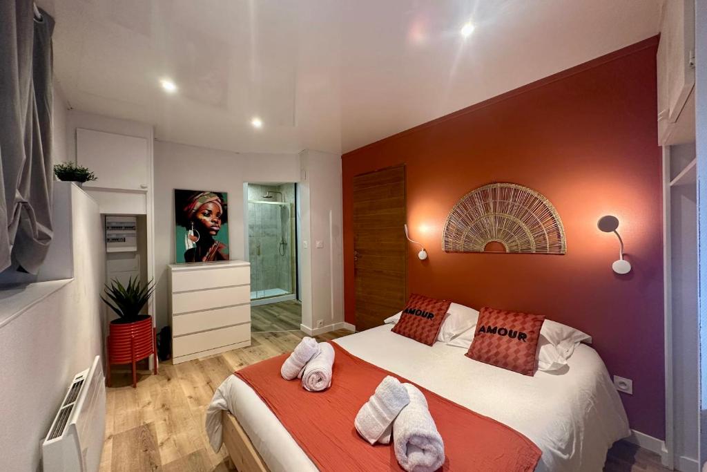 Postel nebo postele na pokoji v ubytování Casa Jaubertie -Cosy & Chaleureux T2 -Hyper centre