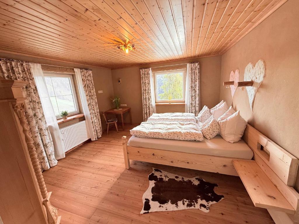 a bedroom with a bed and a wooden ceiling at Sonnenplatz Appartment Ploninger NATUR in Bad Kleinkirchheim