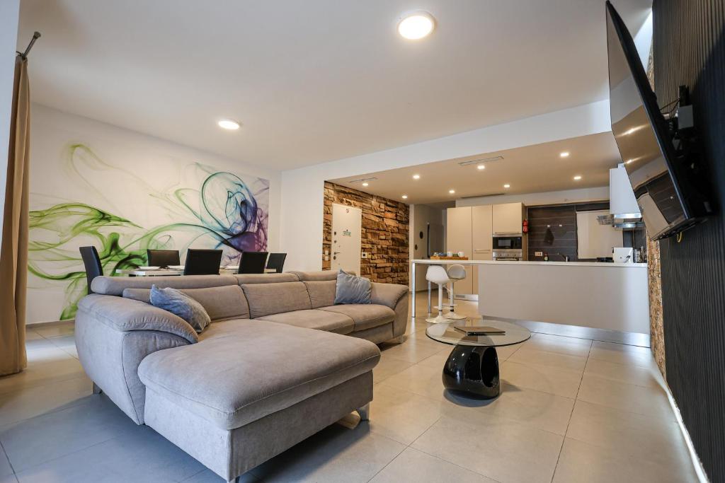 Μια τηλεόραση ή/και κέντρο ψυχαγωγίας στο Large Luxury 2-Bed Apartment - Central St Julians