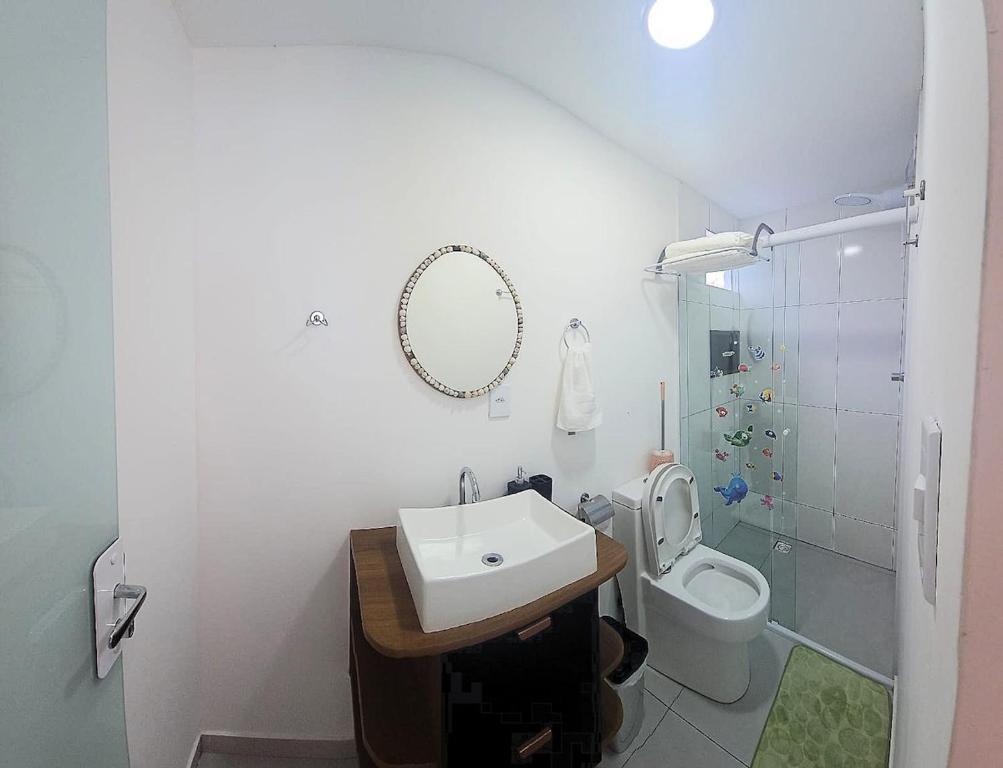 ペーニャにあるPousada Bahamas Scの洗面台とトイレを備えた白いバスルーム