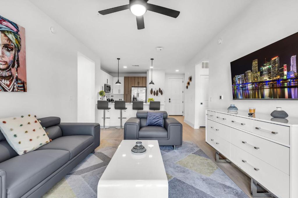 uma sala de estar com um sofá e uma TV em Peaceful 2BR by the Bay Pool and Coastal Vibes em Apollo Beach