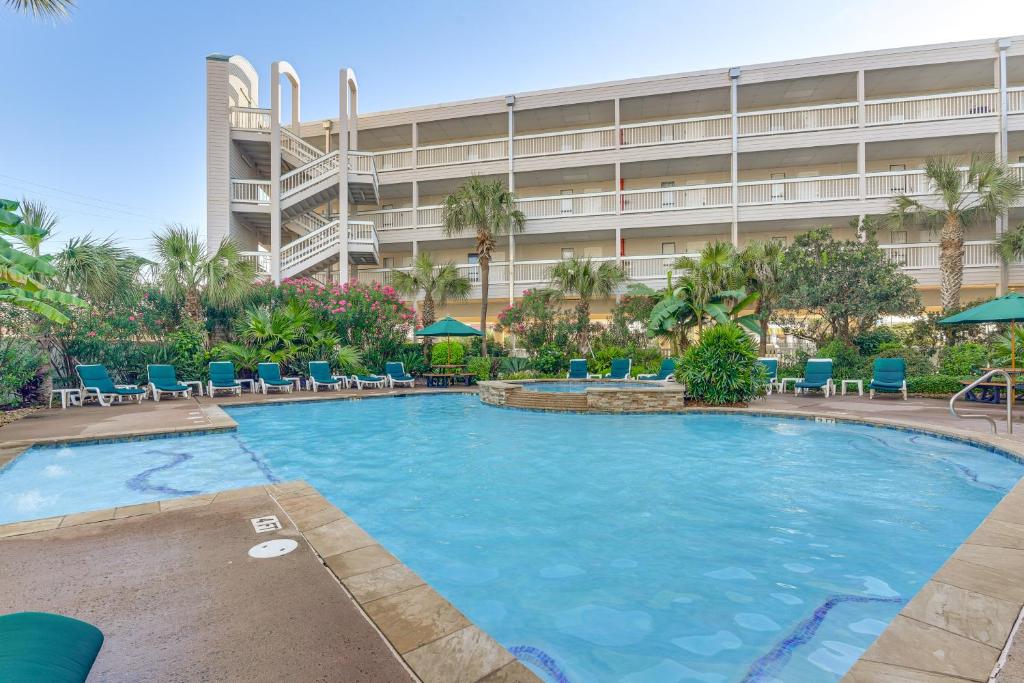 Hồ bơi trong/gần Steps to Shore Condo with Pool Access in Galveston!