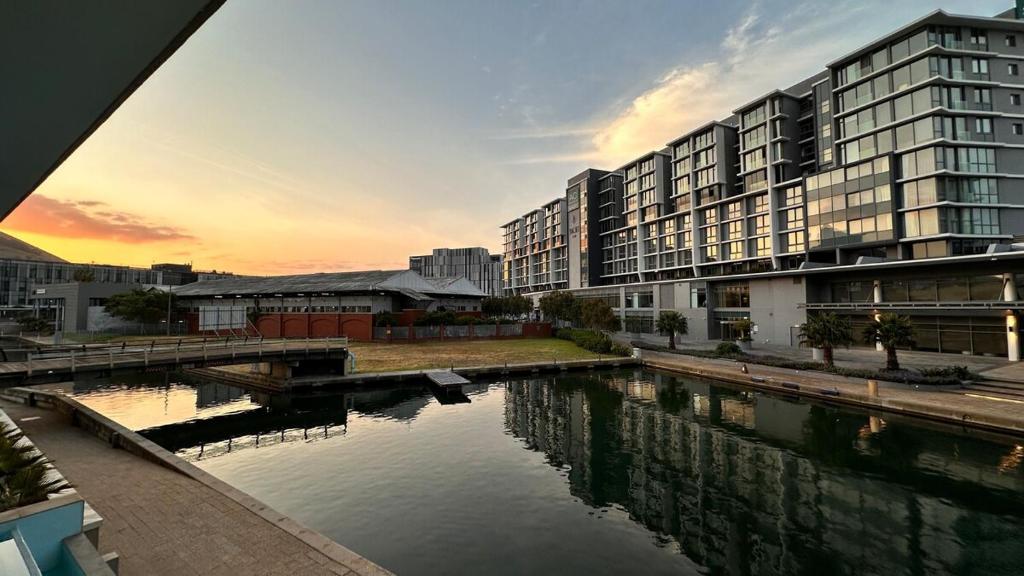 Una vista de una ciudad con edificios y un río. en Luxury Waterfront Studio with Canal Views, en Ciudad del Cabo