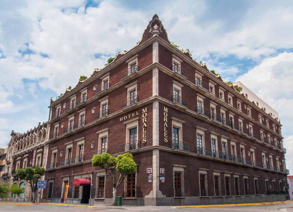 un grand bâtiment en briques au coin d'une rue dans l'établissement Hotel Morales Historical & Colonial Downtown Core, à Guadalajara
