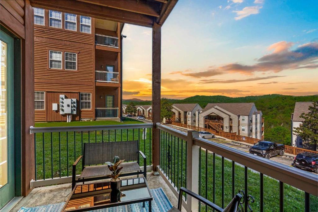 een uitzicht vanaf het balkon van een huis bij Always 80 and Sunny - Silver Dollar City in Branson