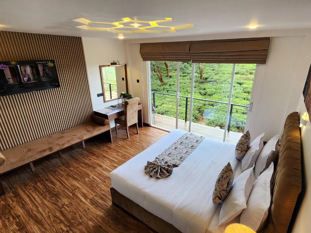 ein Schlafzimmer mit einem Bett und einem großen Fenster in der Unterkunft Cottage Mountain Misty-Nuwaraeliya in Nuwara Eliya