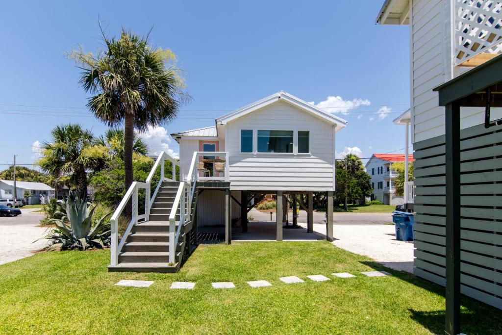 Una casa con escaleras que conducen a una casa. en Marysol Cottage, en Edisto Beach