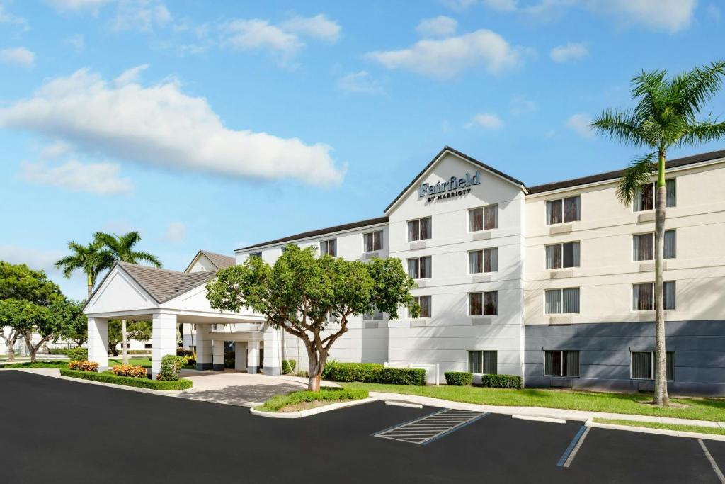 eine Darstellung eines Hotels mit Parkplatz in der Unterkunft Fairfield Inn & Suites Boca Raton in Boca Raton
