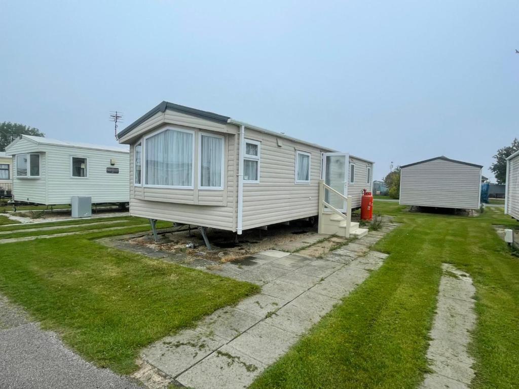a mobile home is parked in a yard at Home from home Kingfisher caravan park in Skegness