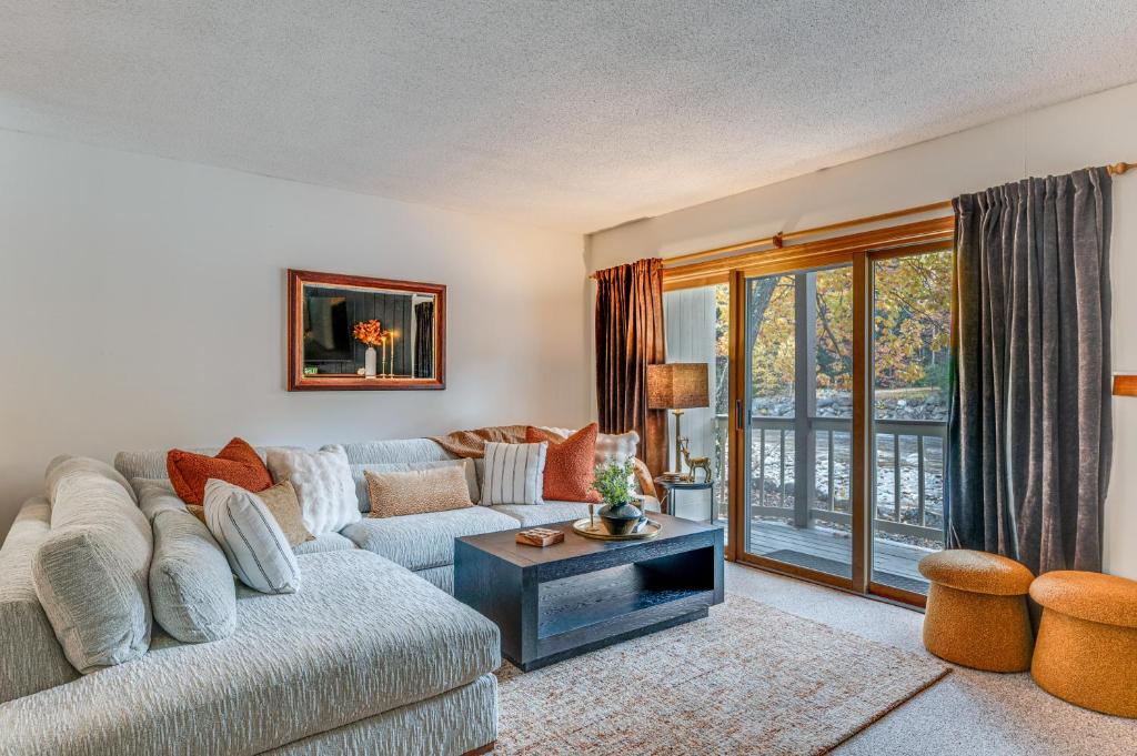 una sala de estar con un sofá y una mesa en Ski, Hike and Unwind! Riverfront Getaway in Lincoln, en Lincoln