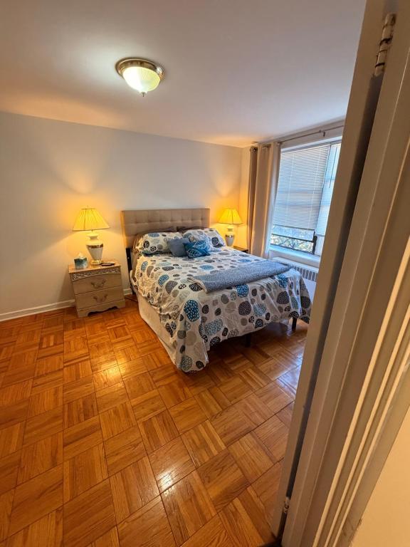 Un dormitorio con una cama y suelo de madera. en Large one bedroom apartment, en Washington