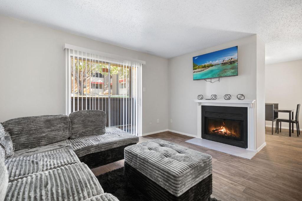 アーリントンにあるCharming 1Bdr In Arlingtonのソファと暖炉のあるリビングルーム