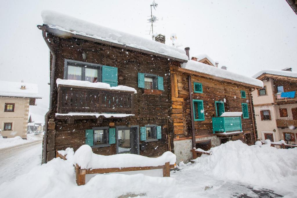 a building covered in snow in front at Marlies Ski in - Ski out 50m - Happy Rentals in Livigno
