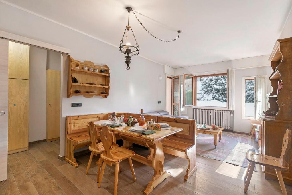Una cocina y un comedor con mesa y sillas. en Appartamento Il Palazzo - Happy Rentals, en Bardonecchia