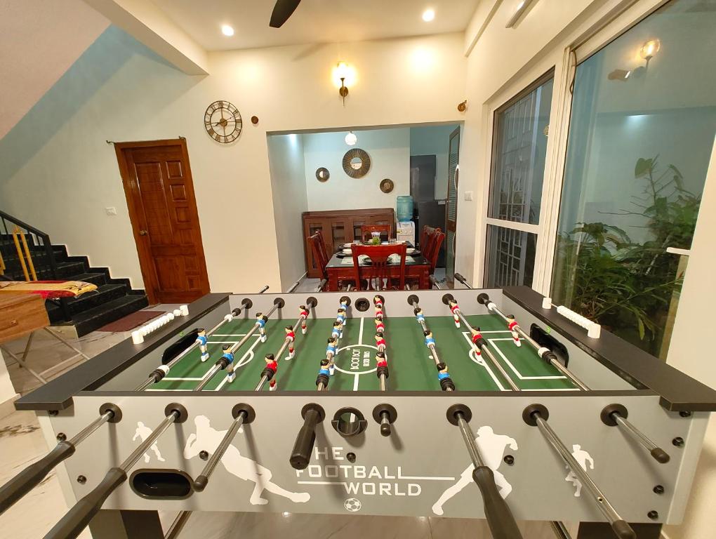 Η αίθουσα παιχνιδιών του Shalom Luxurious 3 Bedroom AC Villa 65" TV