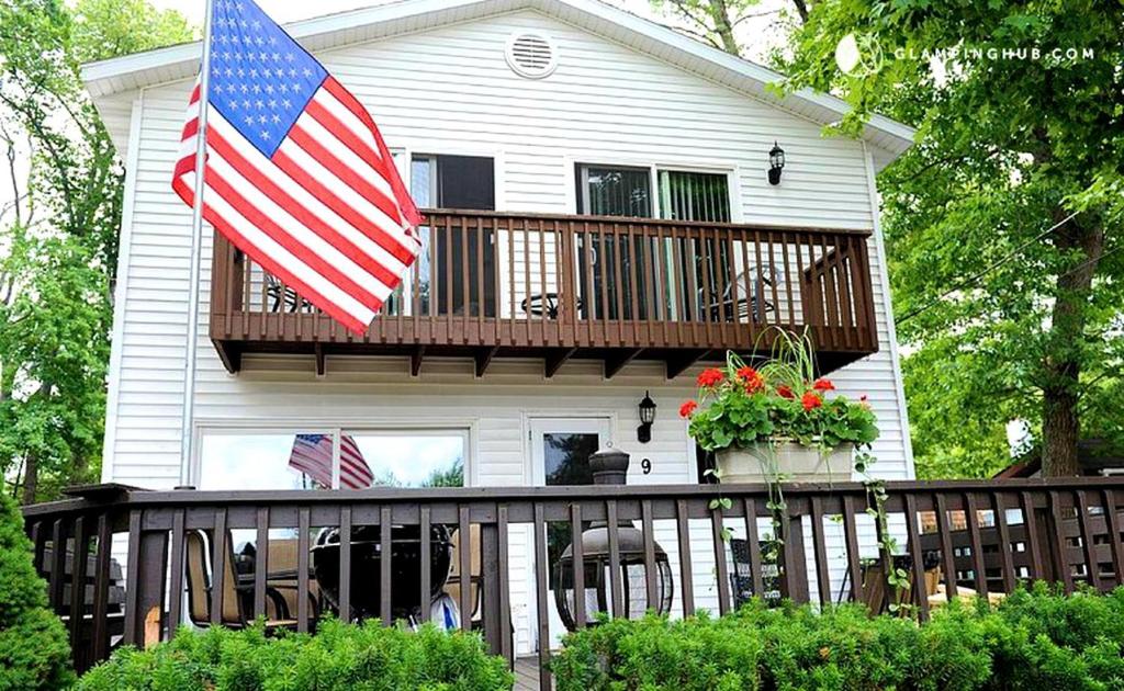 Μπαλκόνι ή βεράντα στο Charming Cabin Rental for the Perfect Summer Getaway on Clear Lake in Michigan