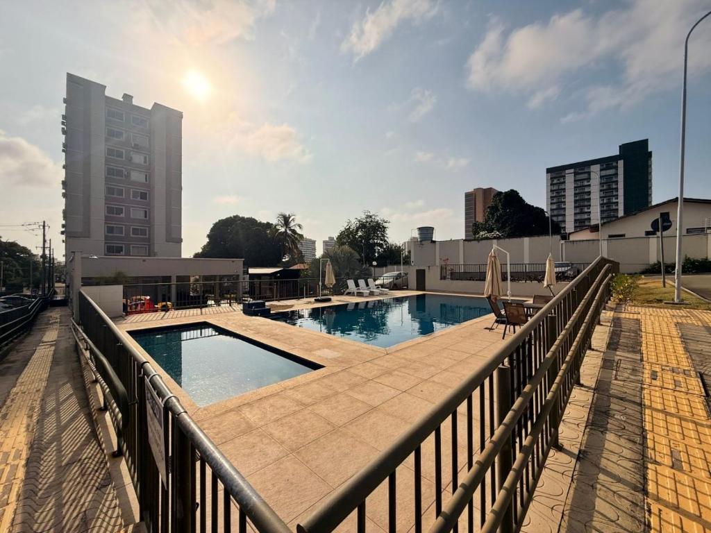 ein Swimmingpool auf einem Balkon eines Gebäudes in der Unterkunft Seu Refúgio em São Luís MA in São Luís