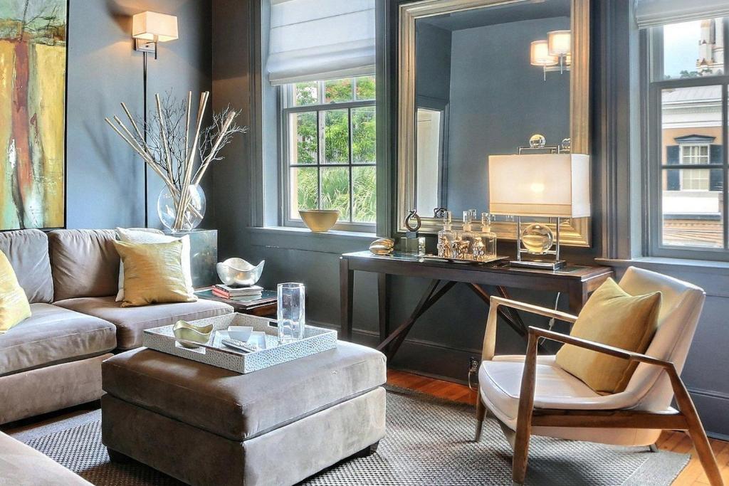 ein Wohnzimmer mit Sofa und Tisch in der Unterkunft Romancing The Jones in Savannah