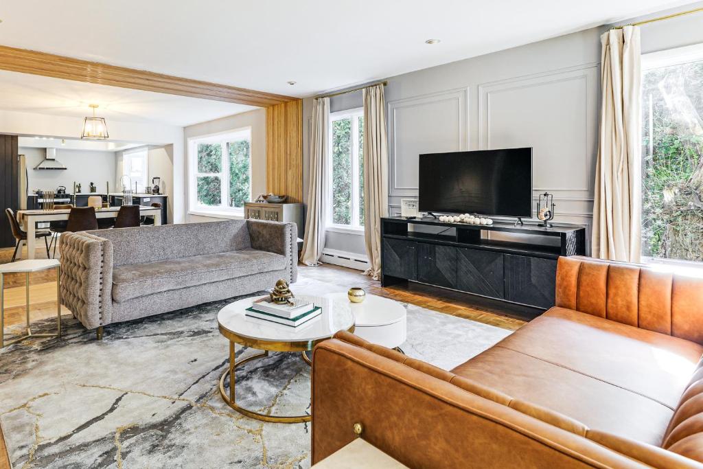 Una sala de estar con un sofá y un televisor. en 2 Mi to USCG Academy! Convenient New London Home, en New London