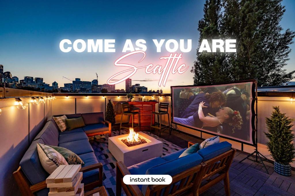 Et tv og/eller underholdning på Movie Theater Rooftop King Bed Arcade BBQ