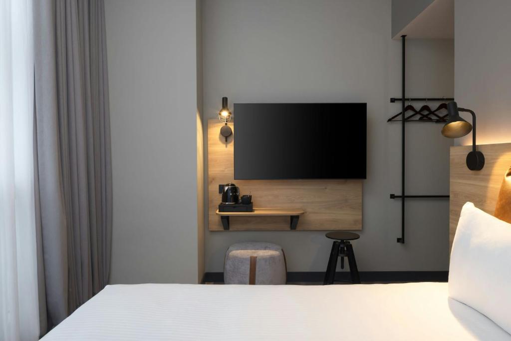 
Moxy Showtime Sleeper Queen Room with City View
