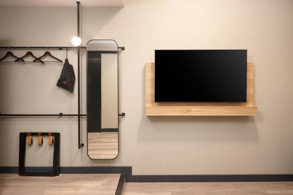 Moxy London Piccadilly Circus photo