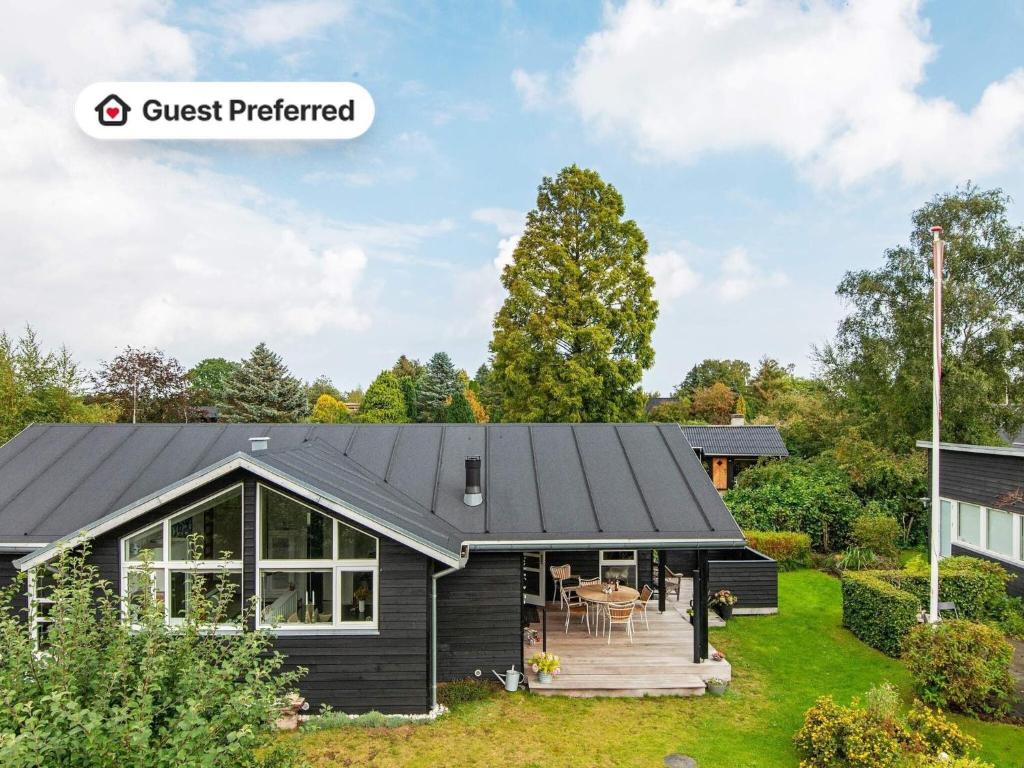 Το κτήριο όπου στεγάζεται  η παραθεριστική κατοικία