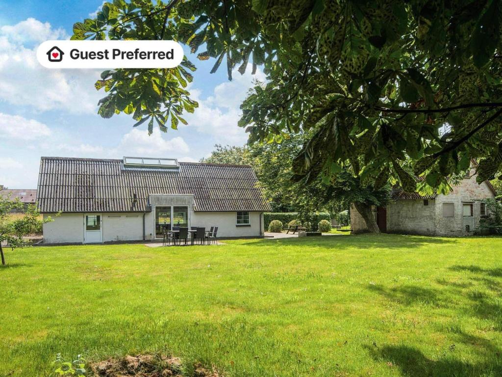 ロッケンにある6 person holiday home in Løkkenの庭のピクニックテーブル付き家