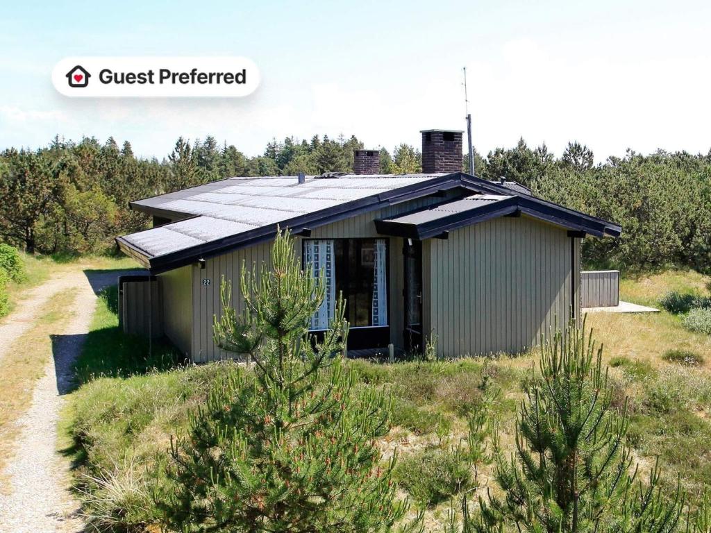 une petite maison avec des panneaux solaires sur le toit dans l'établissement Luxury Retreat in Blavand - By Traum Ferienwohnungen, à Blåvand