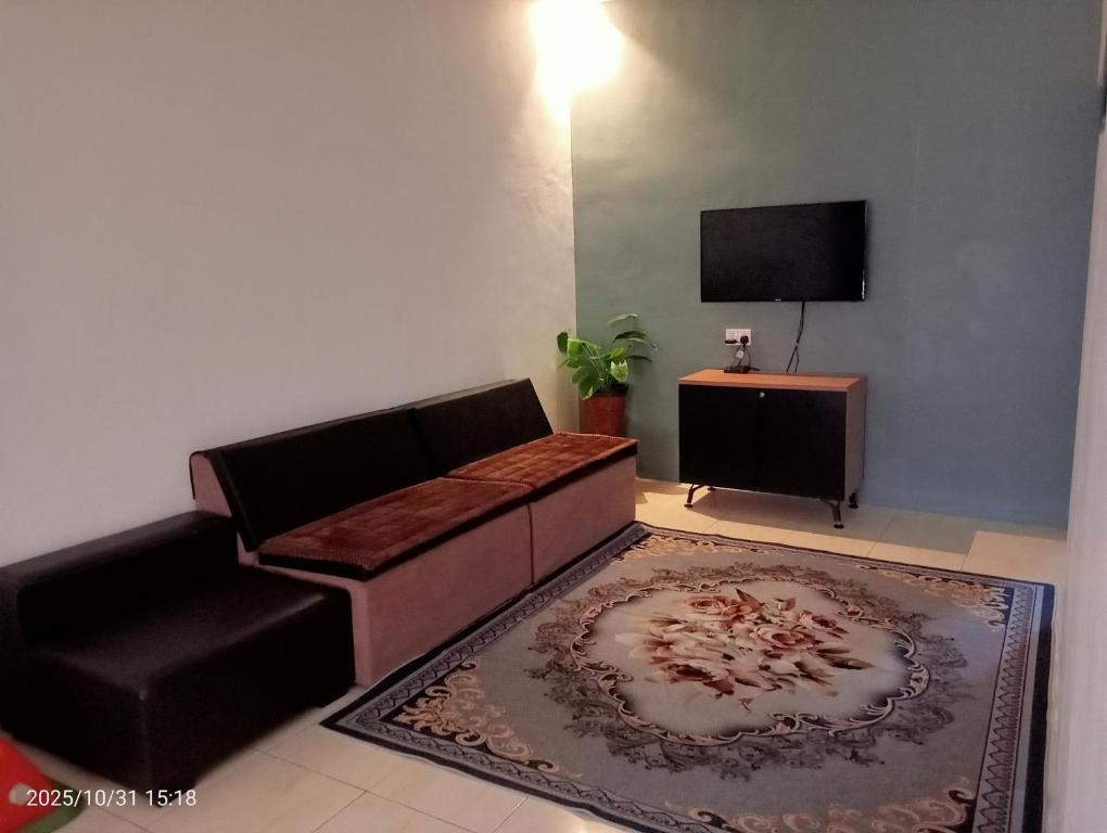 Un televizor și/sau centru de divertisment la Homestay Atok 1 Mus'lim Only