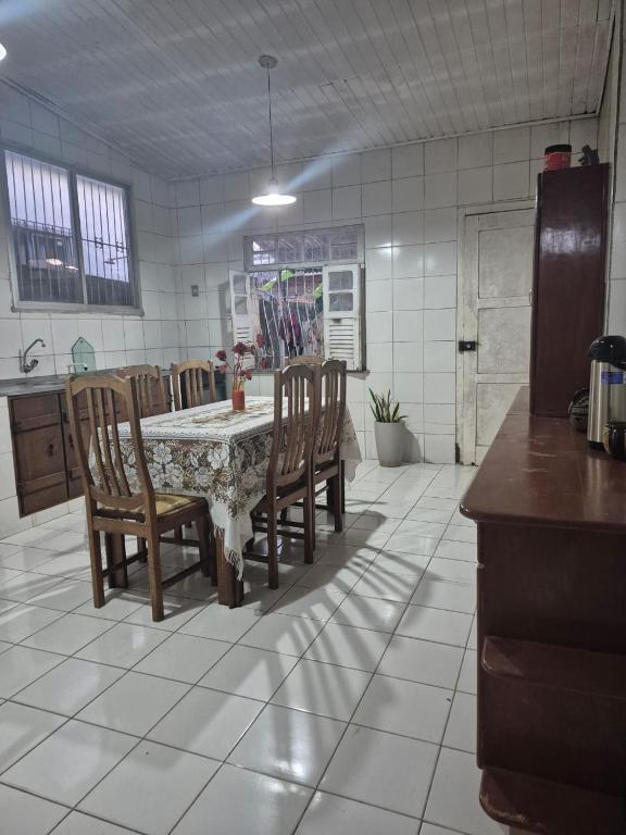 a kitchen with a table and chairs in a room at Casa em Belém cop 30 in Belém