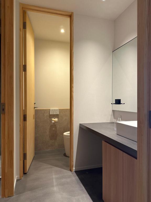 een badkamer met wastafel en toilet bij 2R Yakushima in Yakushima