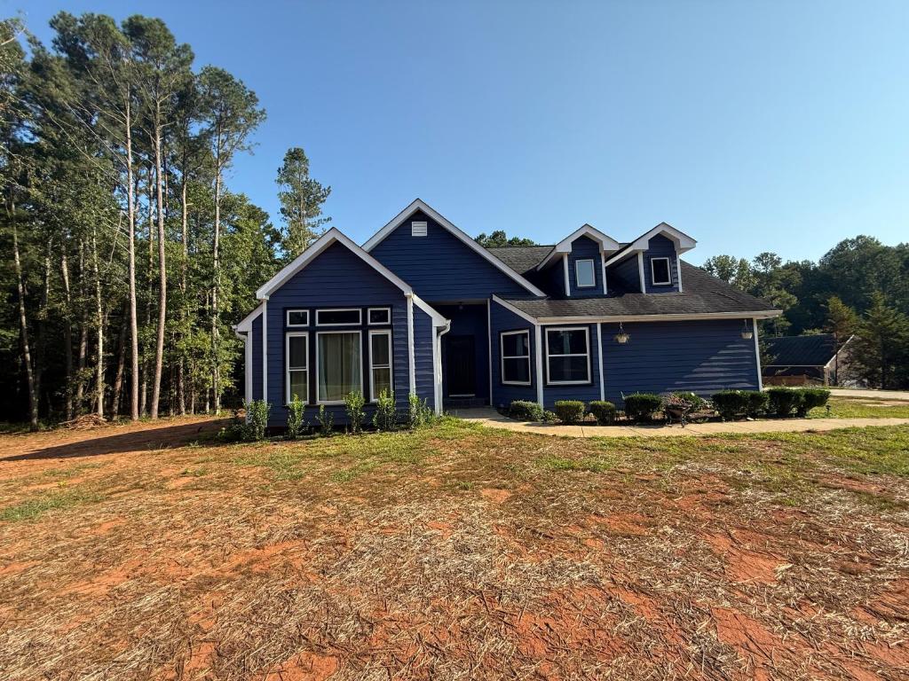 a blue house with a yard at Tree of life in Temple