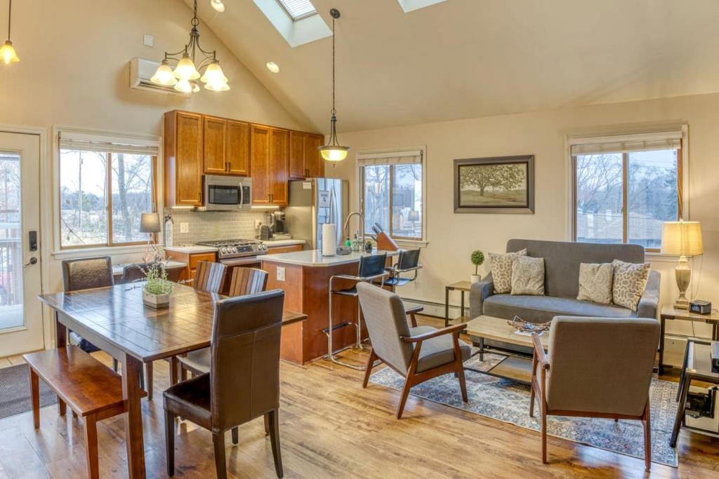 eine Küche und ein Wohnzimmer mit einem Tisch und einer Couch in der Unterkunft Amazing Cottage with Lake Access in Gary, Indiana in Miller