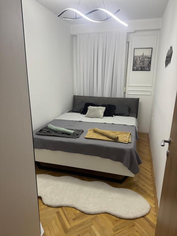 una camera da letto con un letto con specchio e un tappeto di Golden Crown 2 a Vranje