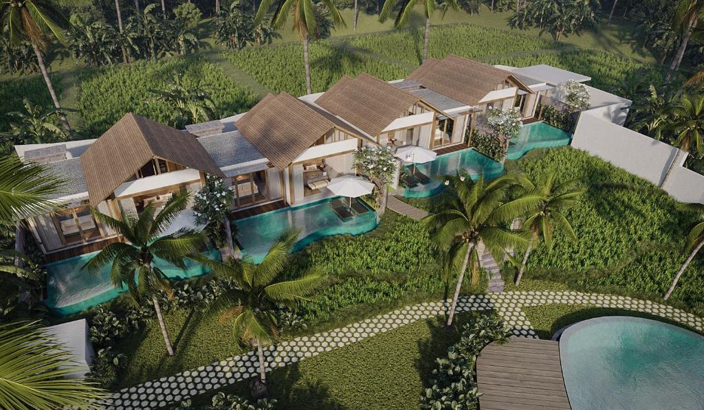 uma vista aérea de uma casa com piscina em Queen at Gunung Sari em Ubud