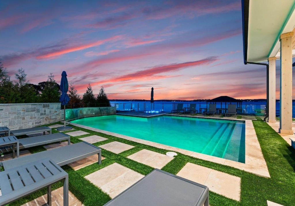 The swimming pool at or close to Circle Hollow