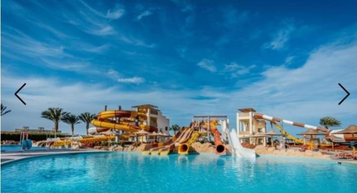 Bazén v ubytování Nubia El Karma Beach Resort & Aqua Park nebo v jeho okolí