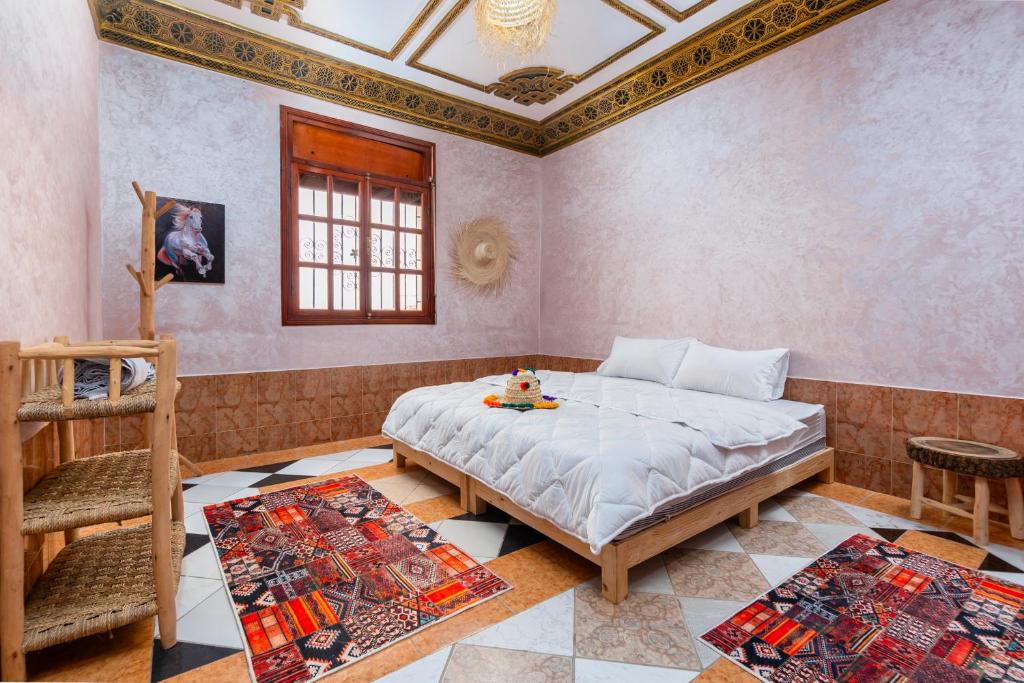 Un dormitorio con una cama grande en una habitación. en Lumir Surf House, en Tamraght Ouzdar