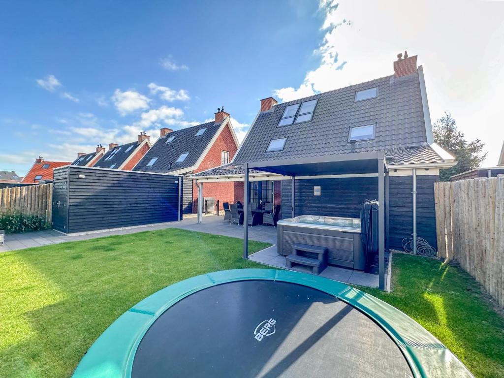 ColijnsplaatにあるBeach deluxeの裏庭(スイミングプール、家あり)