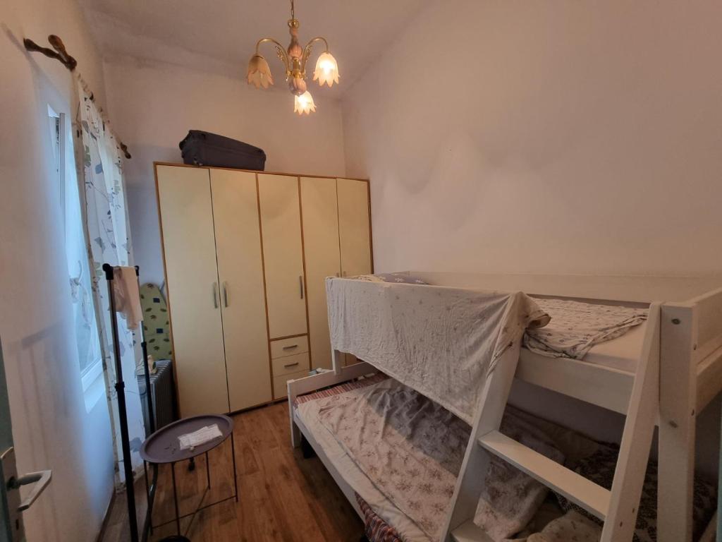 sypialnia z łóżkiem piętrowym i szafką w obiekcie Spavaca soba s zajednickim kupatilom Ja spavam u prolaznoj dnevnoj sobi w Belgradzie