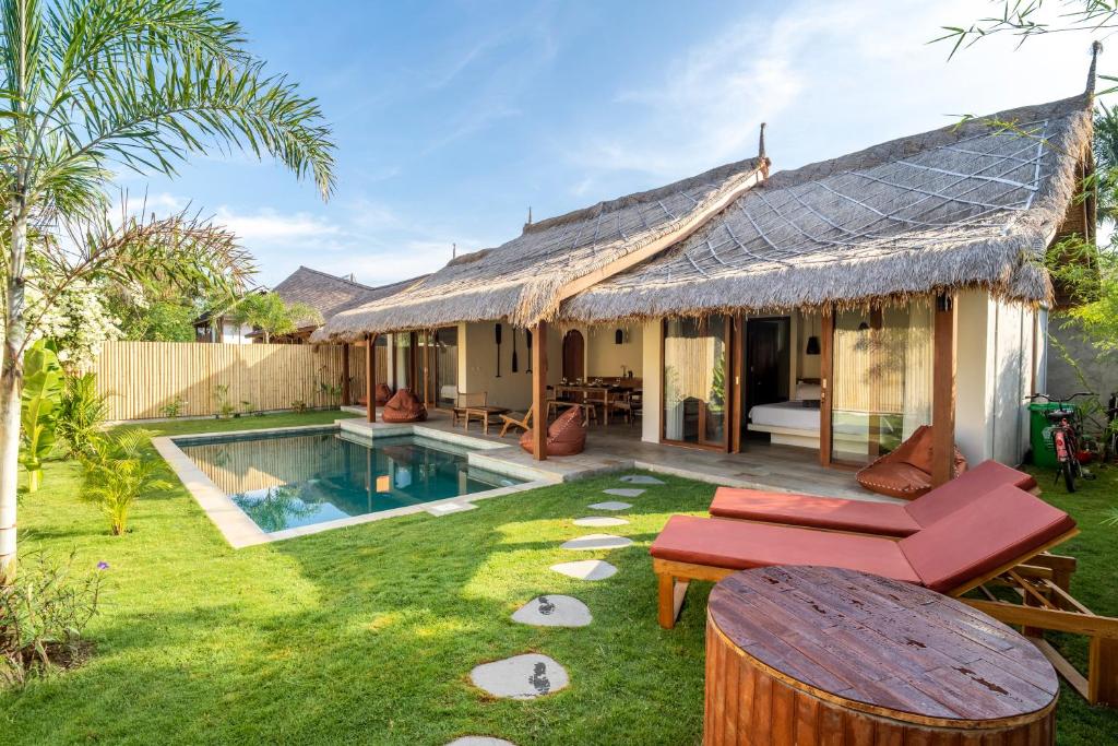 eine Villa mit Swimmingpool und ein Resort in der Unterkunft Villa Krilu - Spacious private 2-bedroom & pool in Gili Air