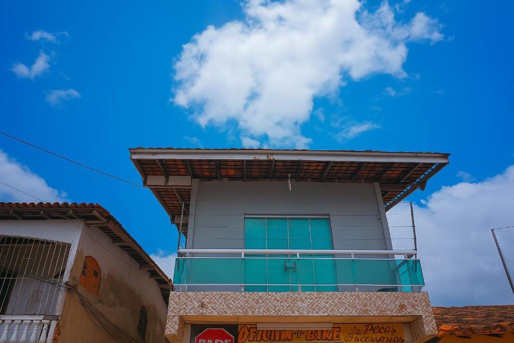 un bâtiment avec un balcon au-dessus dans l'établissement AP disponível para aluguel, à Belém