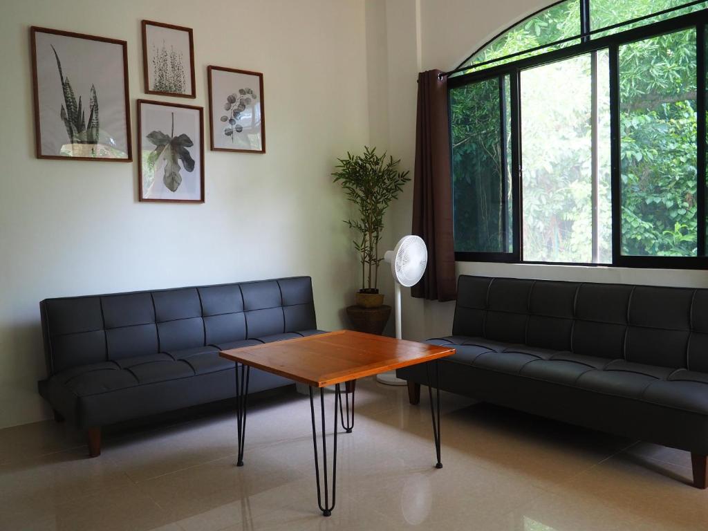 una sala de estar con un sofá y una mesa en Balay Lipay, en Lazi