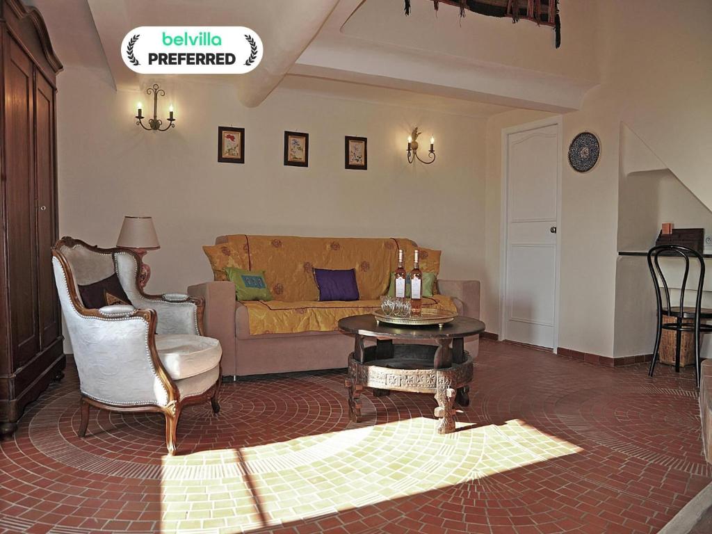 Un lugar para sentarse en Village House in Fayence with Castle Views